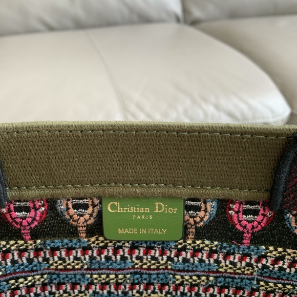 Dior Book Tote
Embroidered Canvas Pink Green - Picture 5 of 10